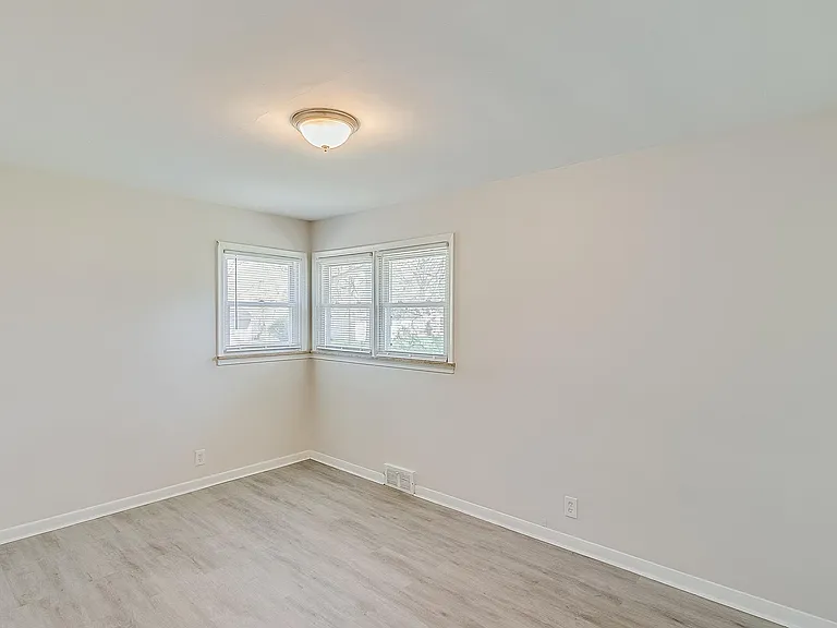 35099 Donnelly St — Photo 12