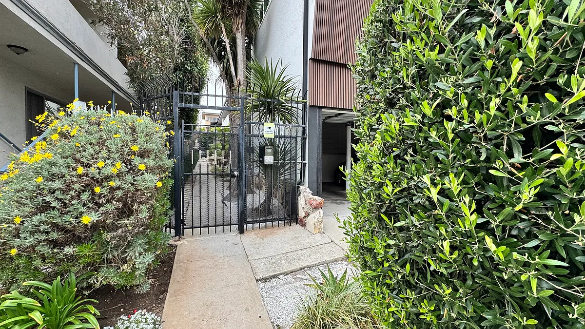 Building Photo - 11611 Darlington Ave #2