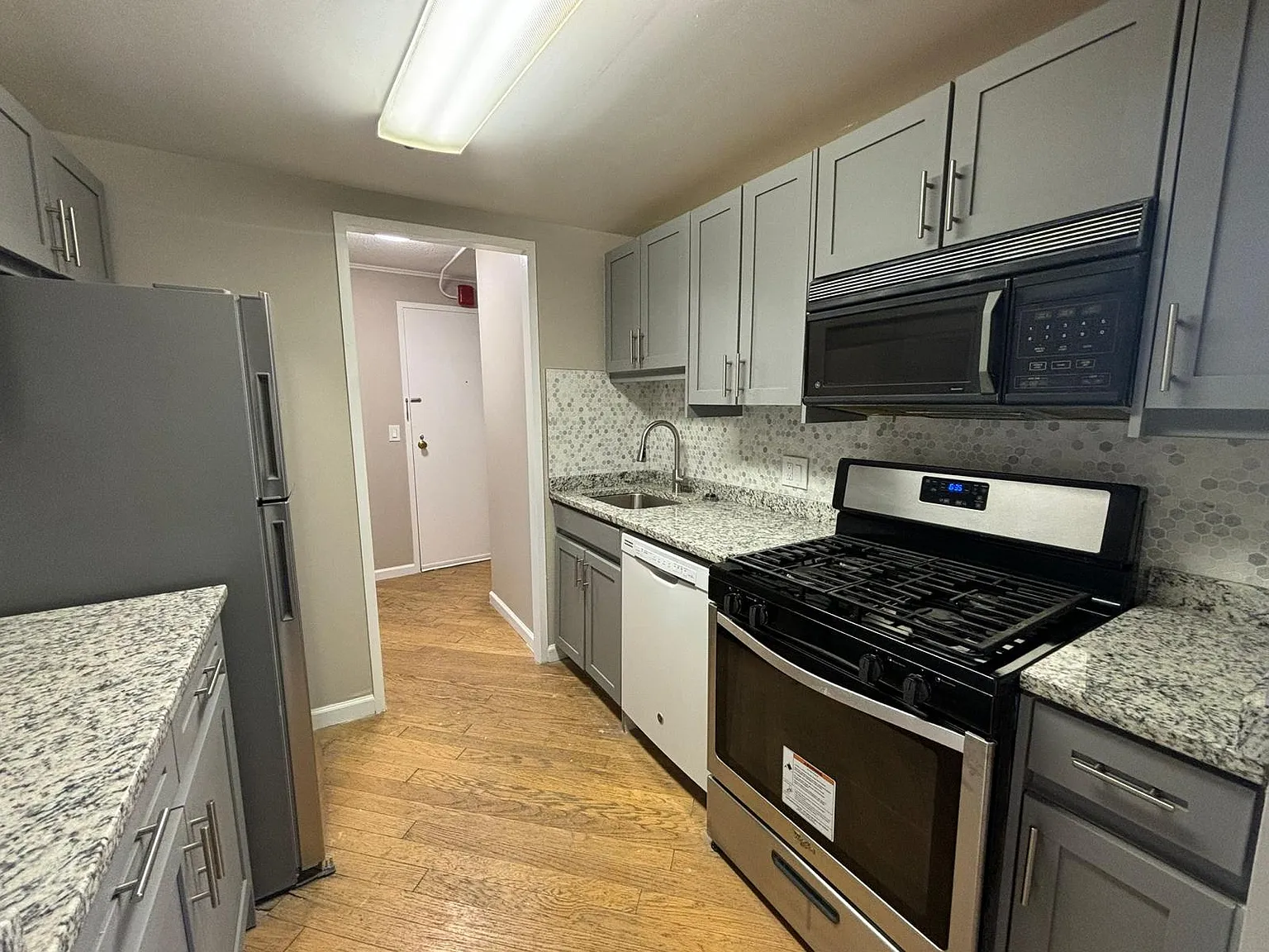 2 bed, 1.5 bath, 1200 sqft, $2,200 — Photo 2