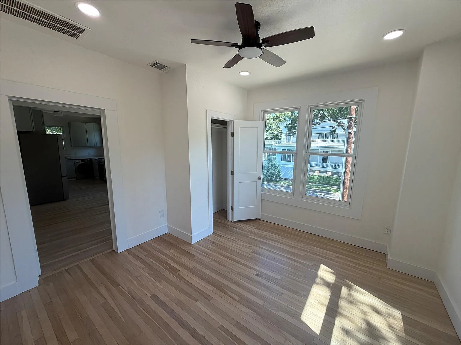 1 bed, 1.0 bath, 1000 sqft, $1,995 — Photo 2