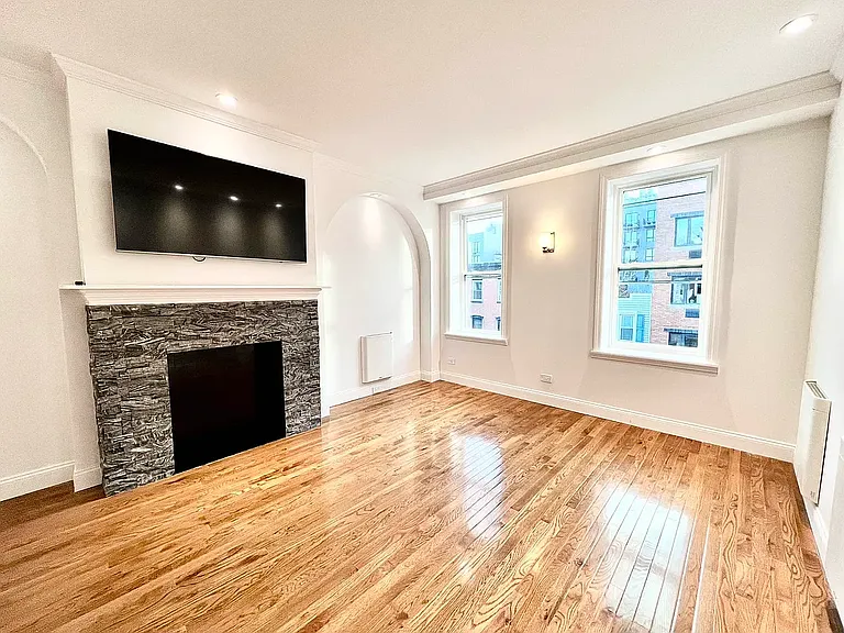 187 Meserole St #3R — Photo 1