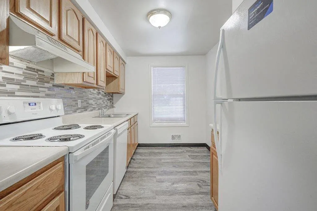 Riverton Knolls Apartment and Townhomes — Photo 2