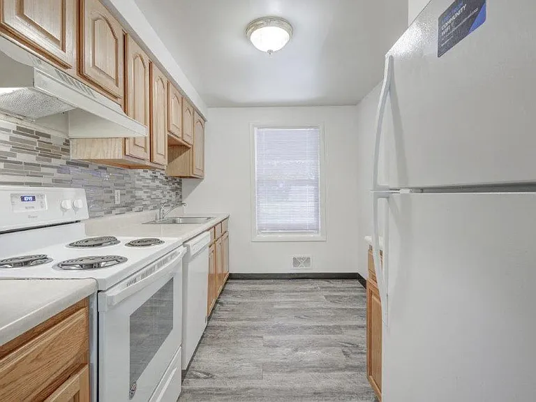 Riverton Knolls Apartment and Townhomes — Photo 2