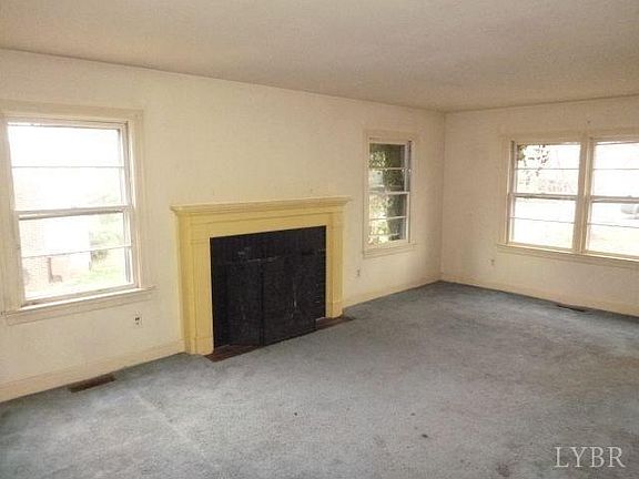 3rd image of 1819 Sunset Dr
