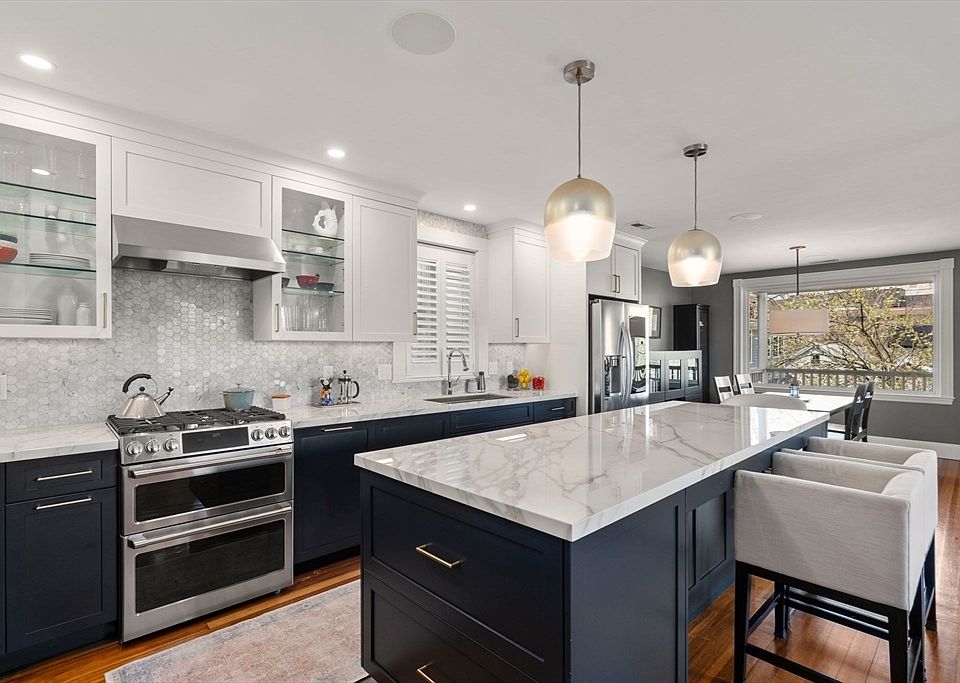 1st image of 118 Kinnaird St #3