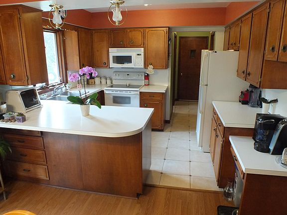 5th image of 223 Woodlawn Ct