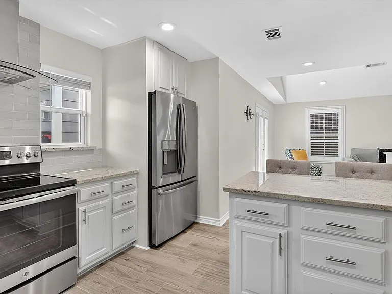 4315 Cabell Dr — Photo 3