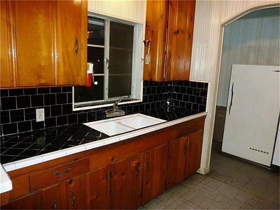 3rd image of 110 E Riverwood Dr