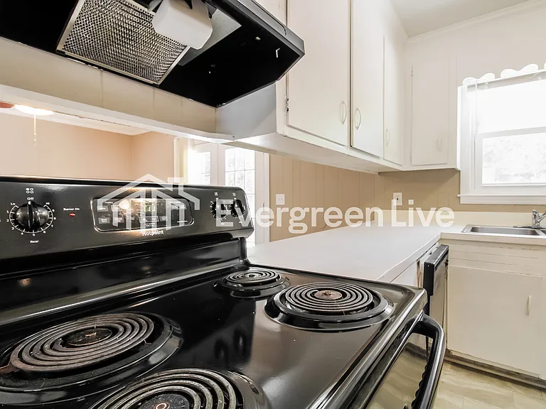 2021 Larchmont Dr — Photo 8