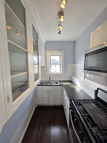  34 Berkley St 3rdflr 3b/1b Updated Spacious! Hardwoods! Petsok Prkg Photo 1