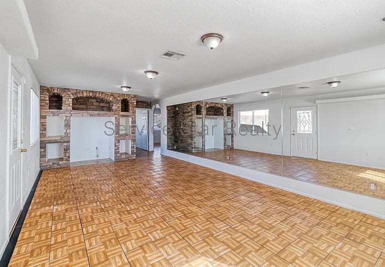 1158 W Hillview St — Photo 12
