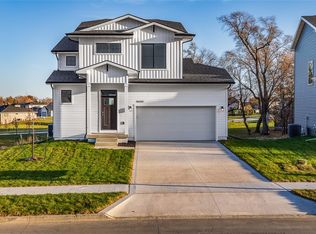 16508 Oakwood Dr, Urbandale, IA 50323