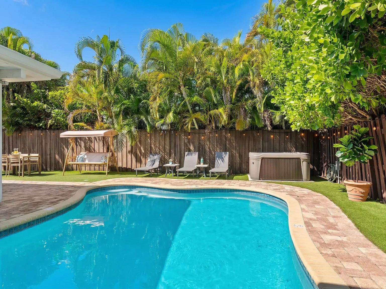 1217 Seabreeze Blvd — Photo 2