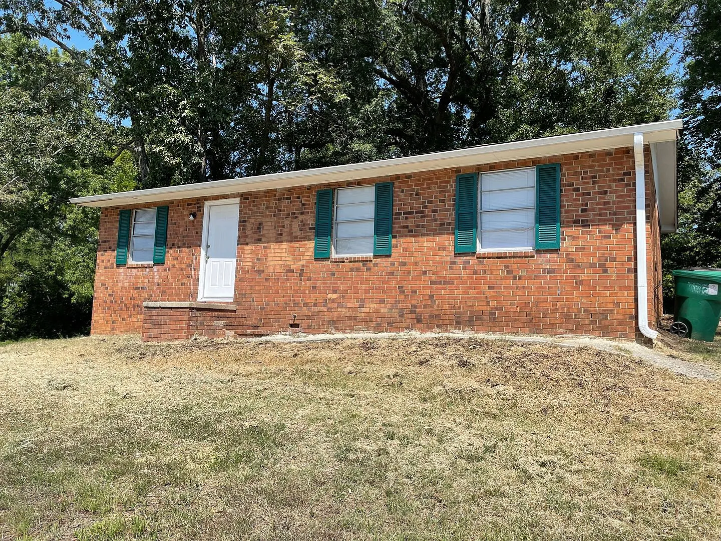 3 Bed, 1 Bath brick home located in Highpoint! — Photo 1