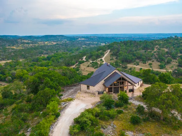 225 Valley View Dr, Comfort, TX 78013