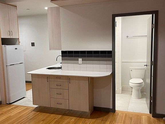 3rd image of 140 Bowdoin St #20