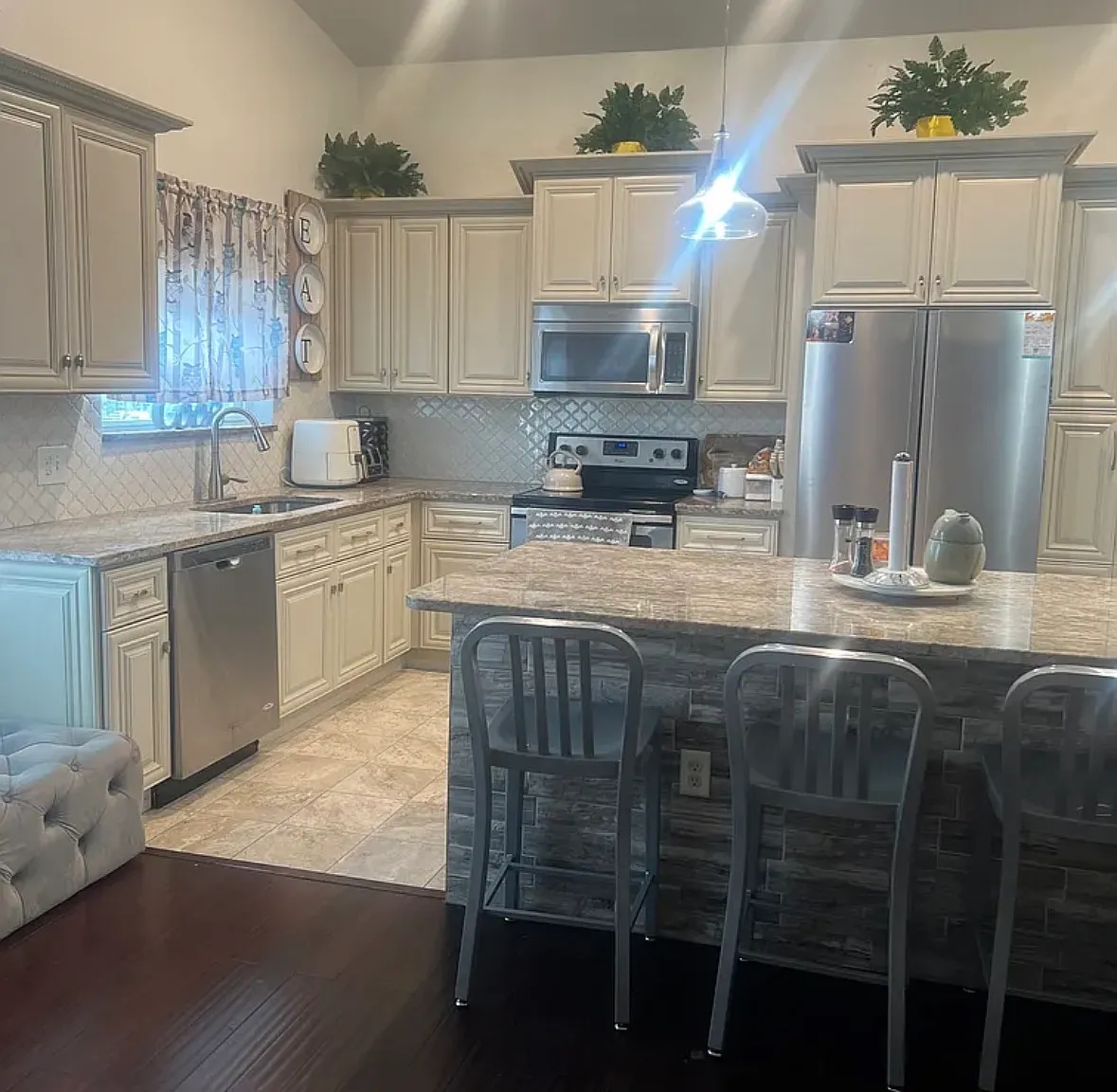 3 bed, 1776 sqft, $3,200 — Photo 1