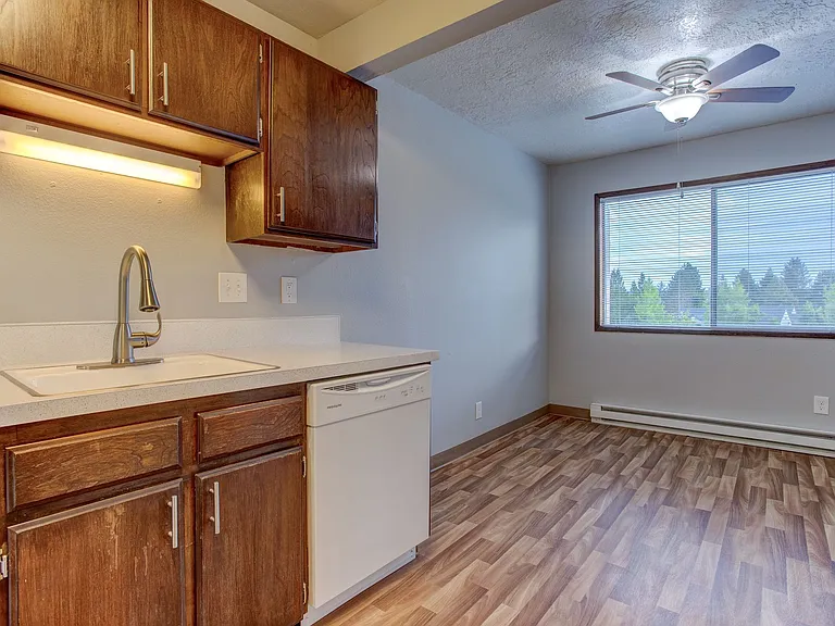 French Chateau Apartments — Photo 3