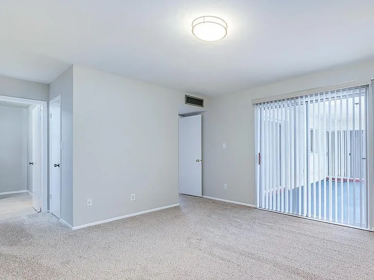 2439 E Del Rio Dr — Photo 20