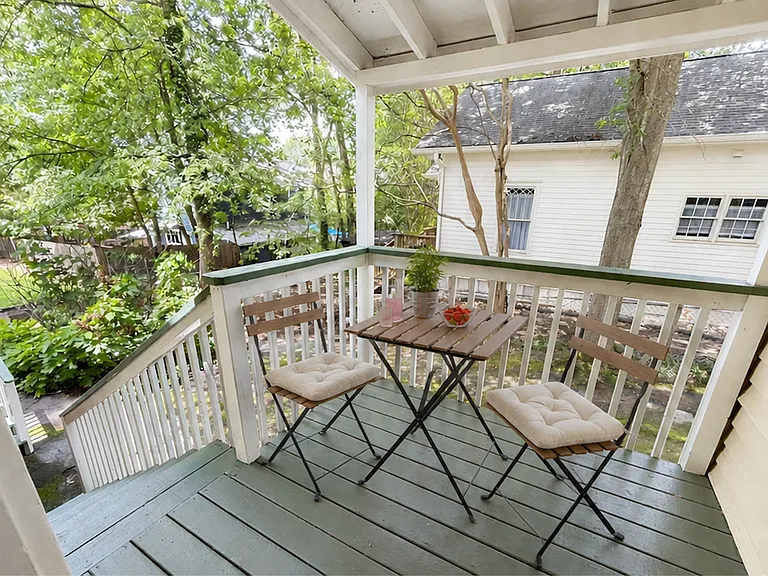 Private patio / Entryway (AI staged)