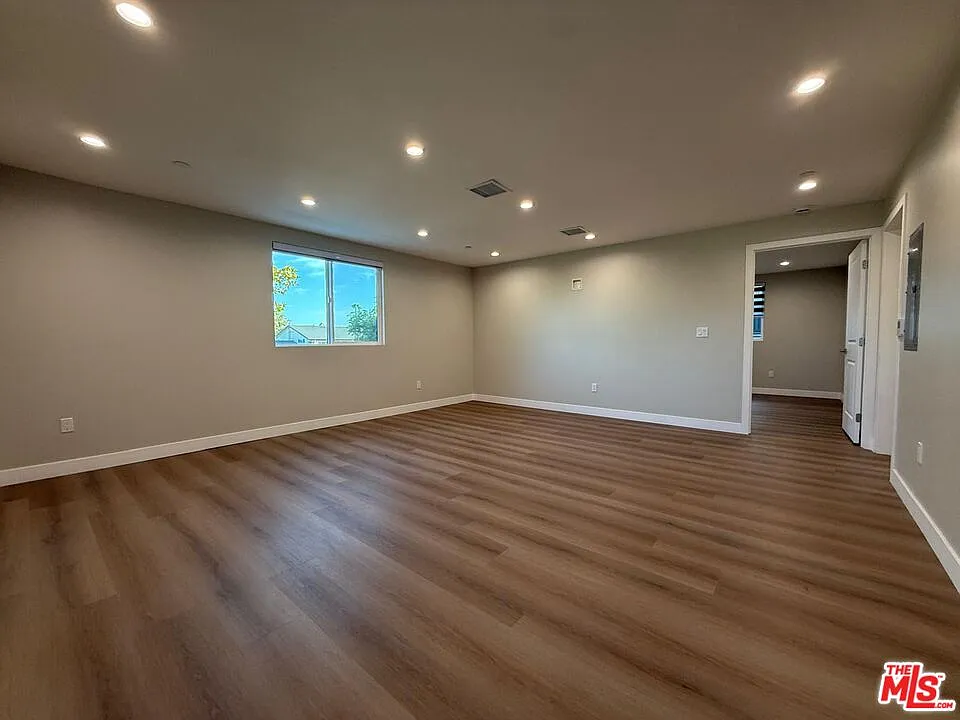 2 bed, 2.0 bath, 900 sqft, $2,880 — Photo 3