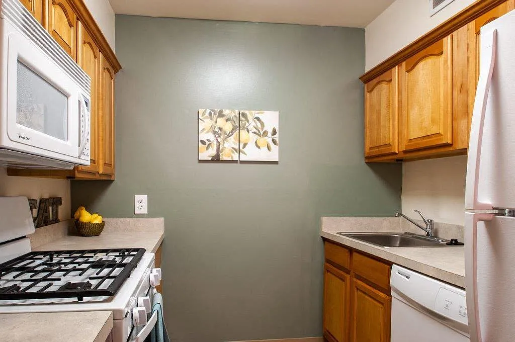 Lakewood Hills Apartments and Townhomes — Photo 2