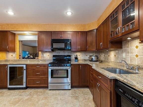 4th image of 437 Genesee Ct