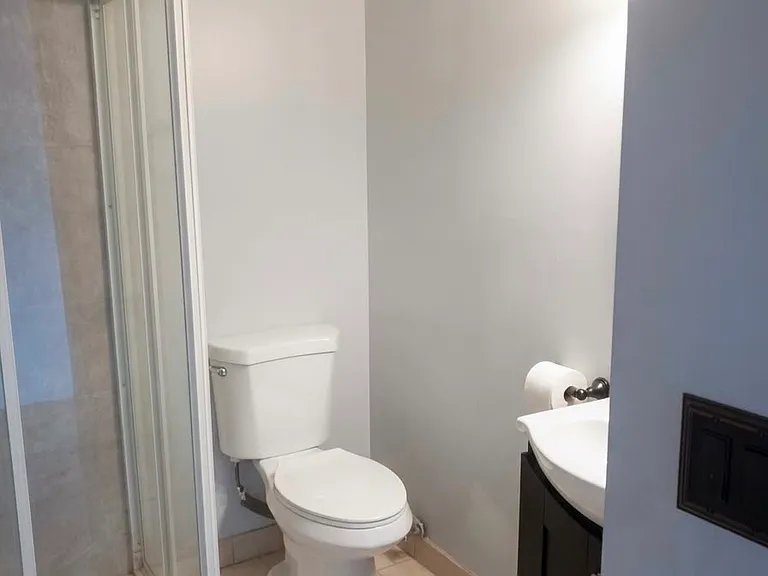 Full bathroom for visitors - downstairs