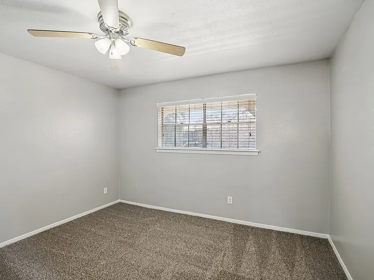 London Square Apartments — Photo 23