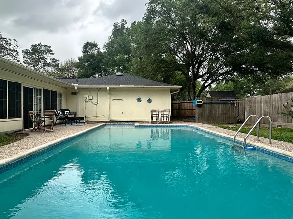 990 Chatwood Dr, Beaumont, TX 77706