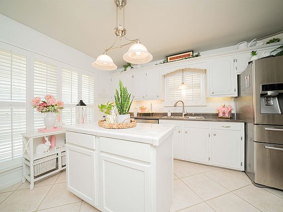 5th image of 209 Cheryl St