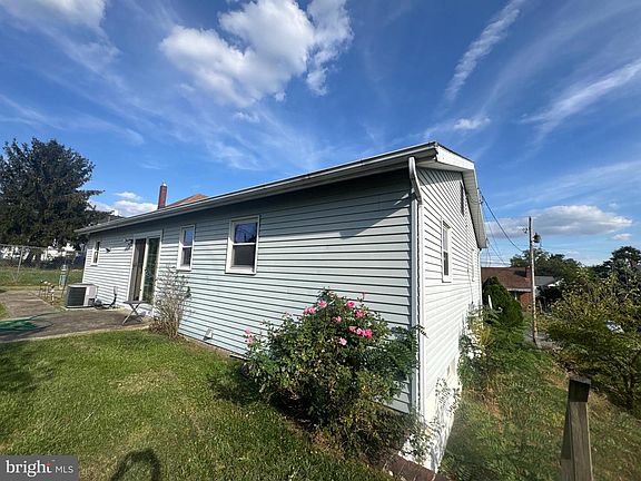 5th image of 1009 Main St