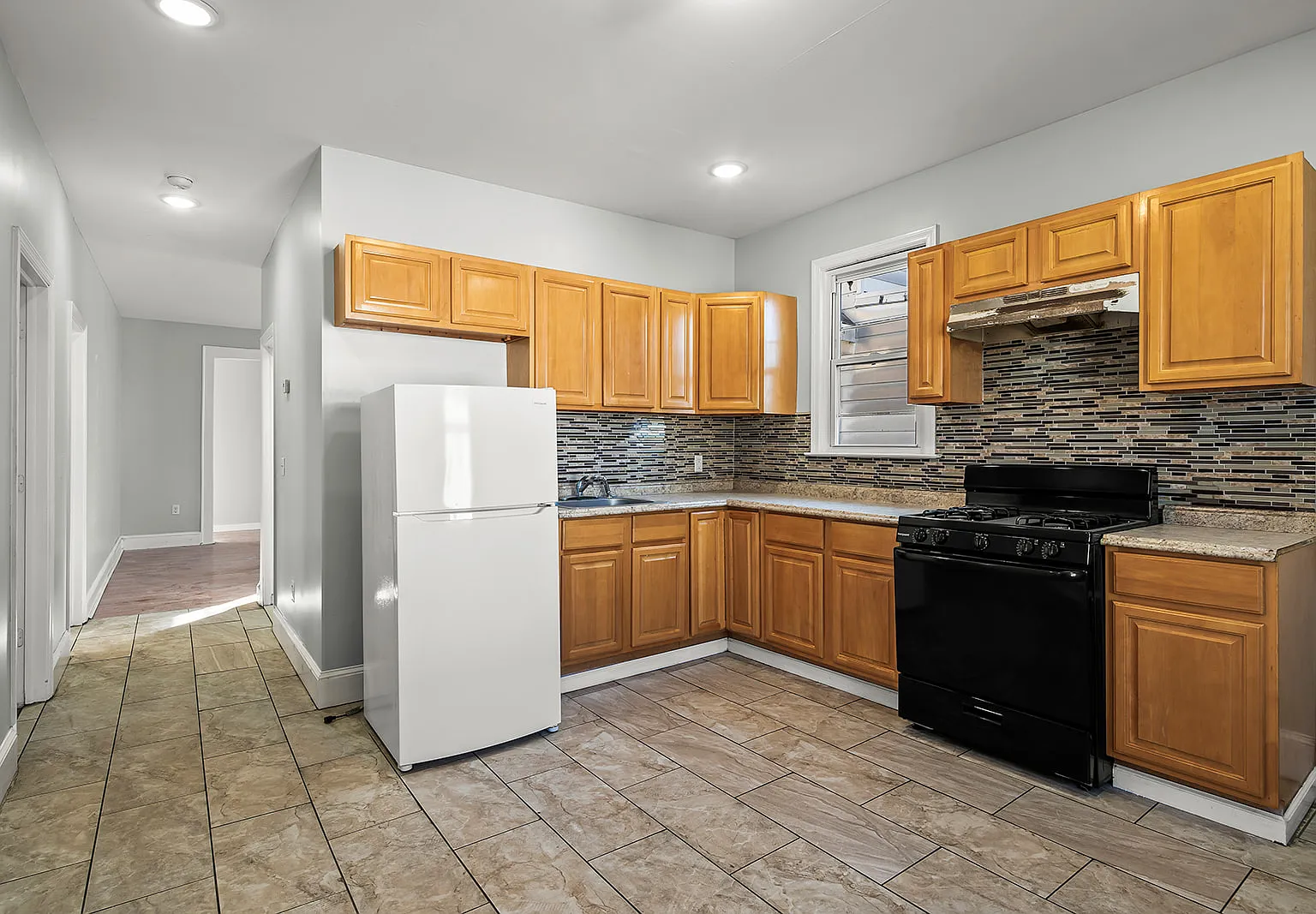 3 bed, 1000 sqft, $2,150 — Photo 2