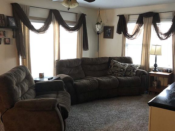 3rd image of 2481 Monterey Dr