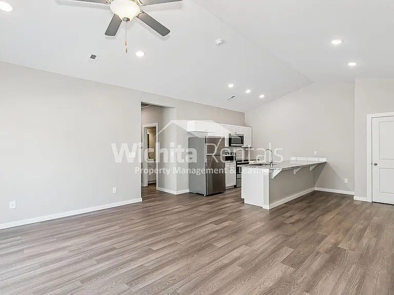 5146 Honeylocust St — Photo 3