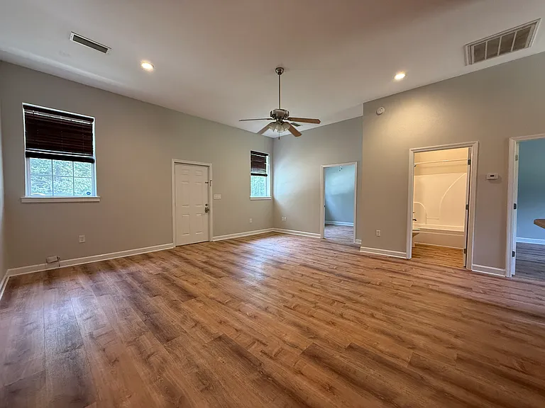 11921 Woodland Ave #B — Photo 2