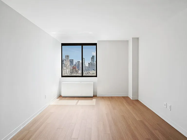 Columbus Cir #N20F — Photo 12