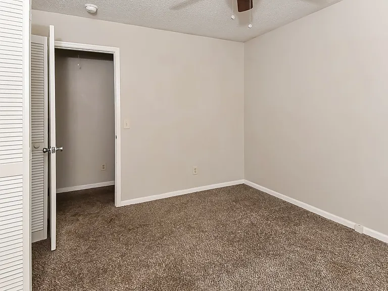 4977_026_bedroom_13354086.jpg