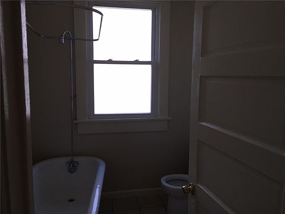 2nd image of 1019 Tupelo St