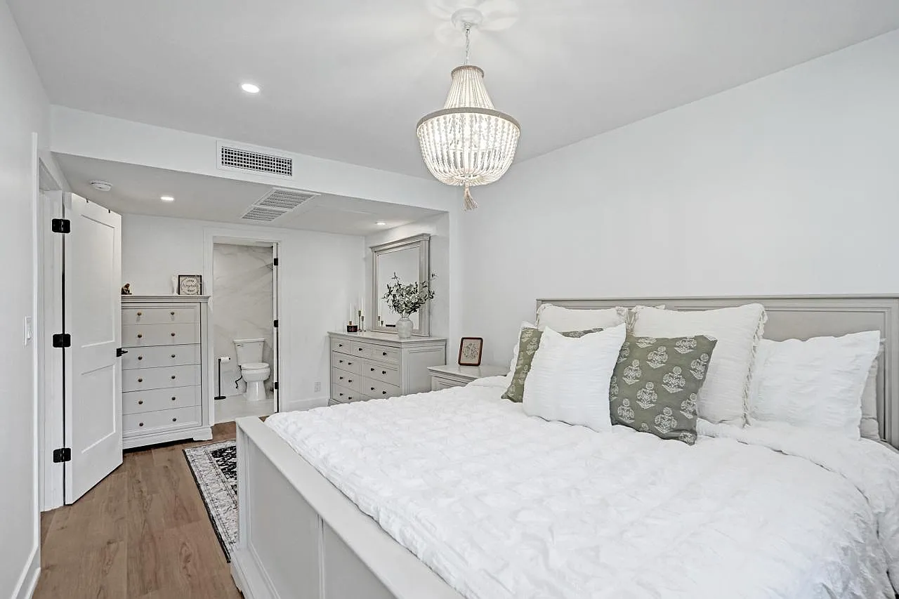 2 bed, 950 sqft, $4,650 — Photo 1