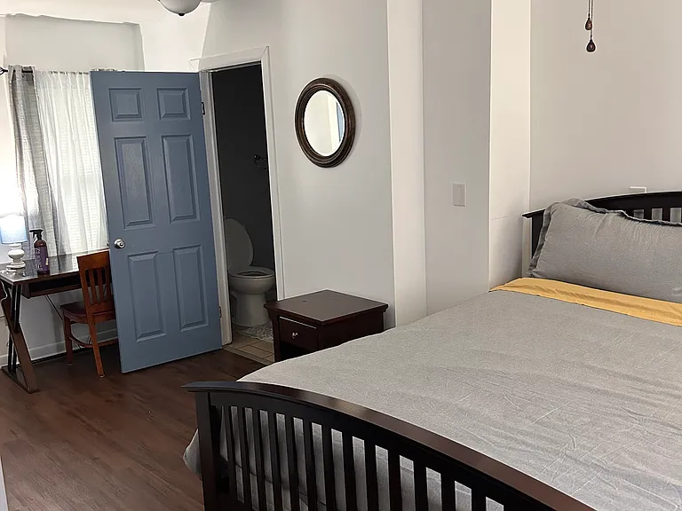 Bedroom 1 - Queen Bed