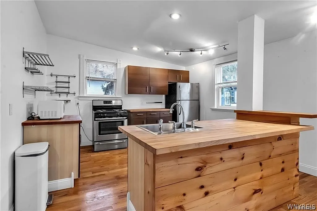 3 bed, 2.0 bath, 1900 sqft, $2,200 — Photo 2