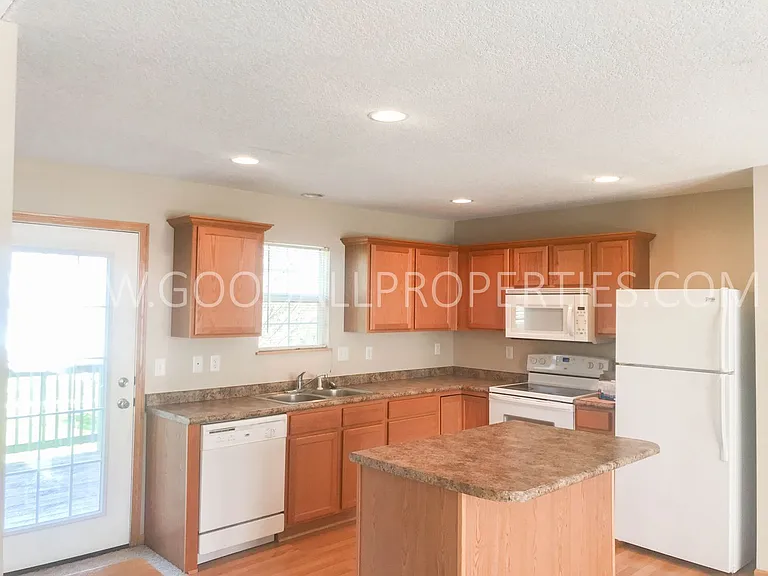 15305 Townsend Ave — Photo 2