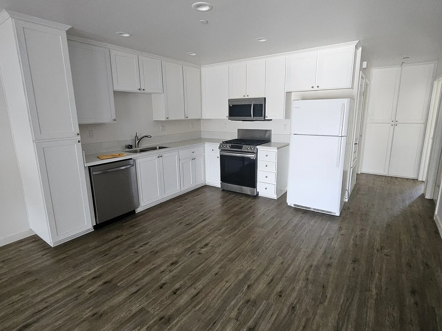 3 bed, 1100 sqft, $3,200 — Photo 2