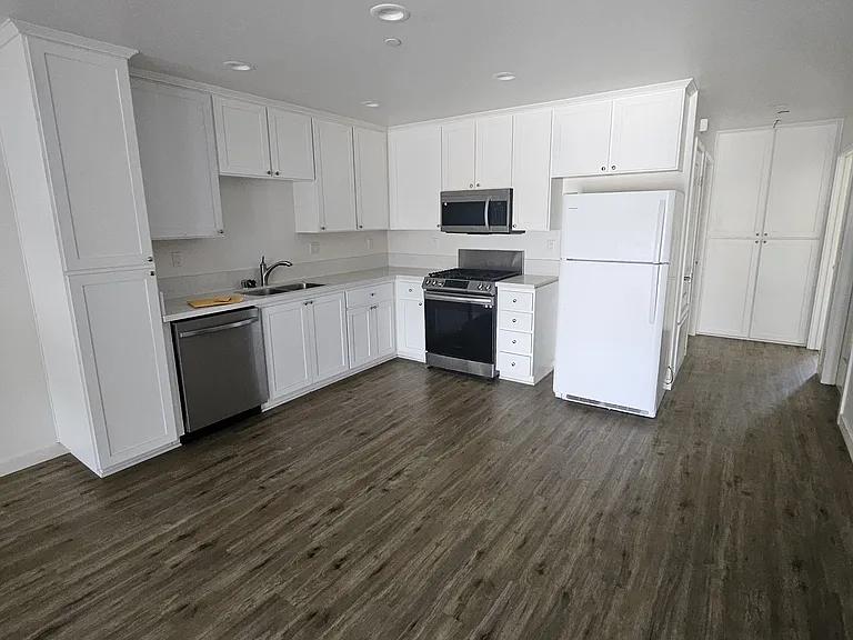 1139 Sumner Ave #6 — Photo 2