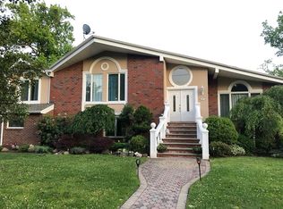 367 Castle Dr, Englewood Cliffs, NJ 07632