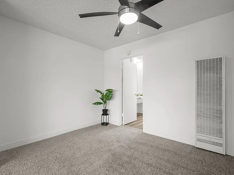 Sunset Square Apartments — Photo 42