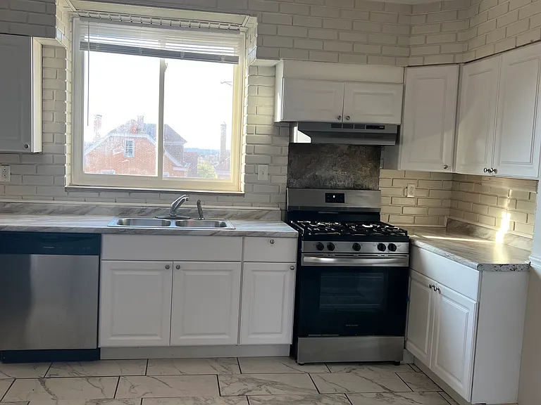 427 Ormsby Ave — Photo 2