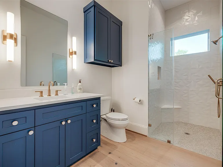 907 W 43rd St — Photo 32