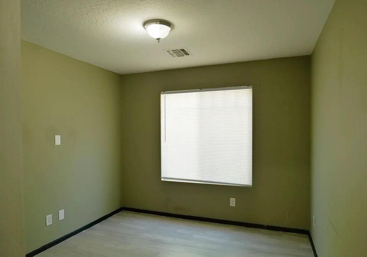 4 bed, 2222 sqft, $650 — Photo 1
